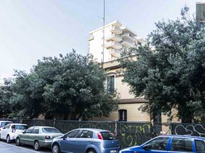 ...separata dalla strada da una recinzione rivestita di panno scuro lunga una settantina di metri 